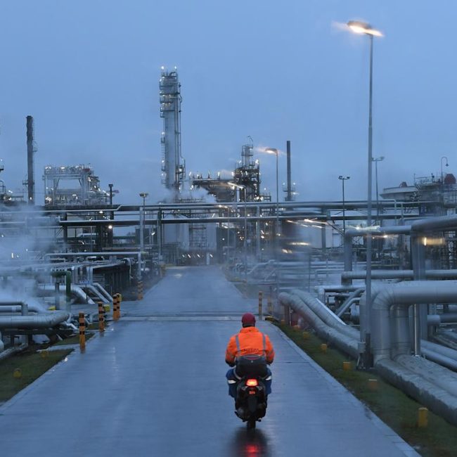 9f765df0-852c-11e8-9668-bdf65f2cdb43_crude-oil-refinery